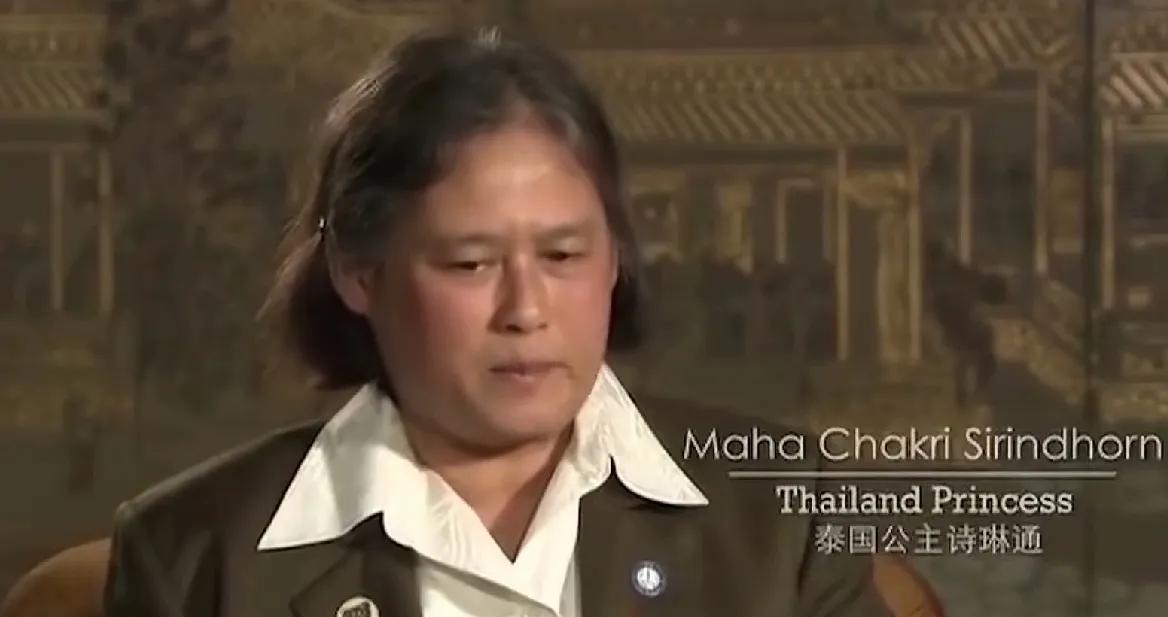 泰国的诗琳通公主非常喜欢中文的精炼以及意蕴丰富，她非常喜欢中国的古诗词。
她说：