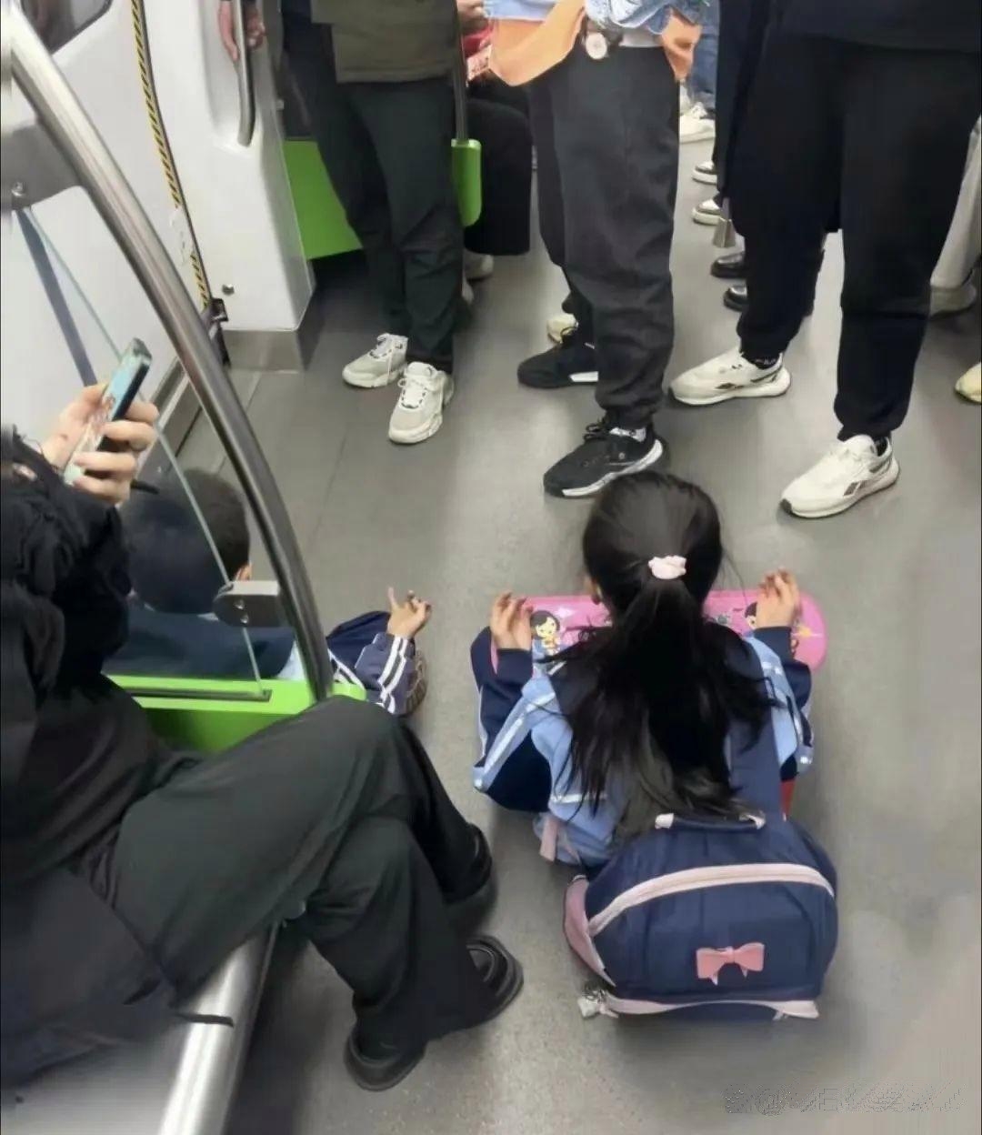 这小学生，真会选地方啊！