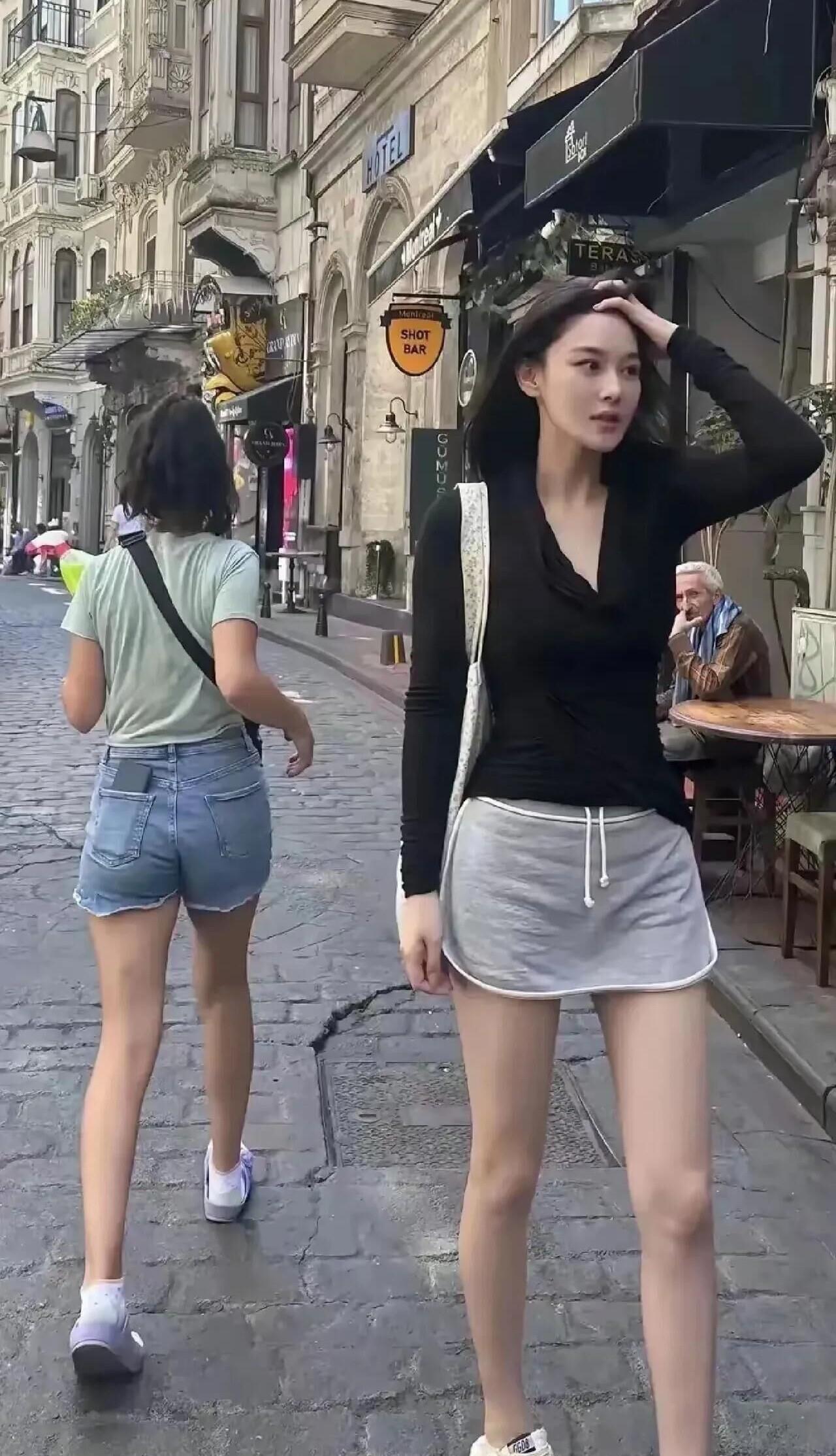 网友偶遇一位明星，要身高有身高，要颜值有颜值，本人真的超级美，比电视上还好看一些