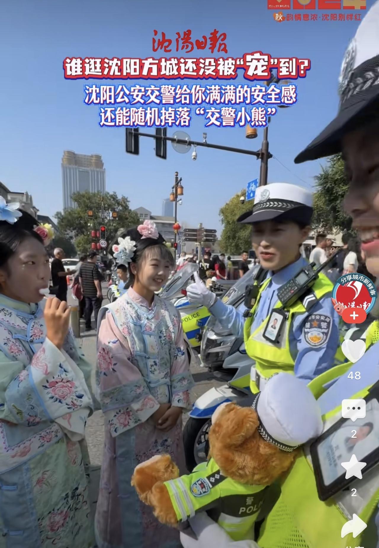 沈阳故宫热门打卡，清朝服装拍照秀挺漂亮，小格格太美了。中街国庆旅游火爆，人山人海