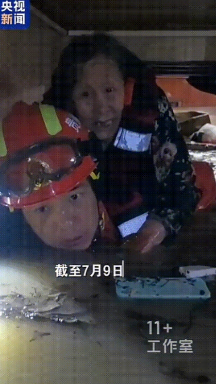 没事，没事，不要慌！”贵州习水突降暴雨，老房子一楼被淹的几乎快到棚顶了，人们蹲在