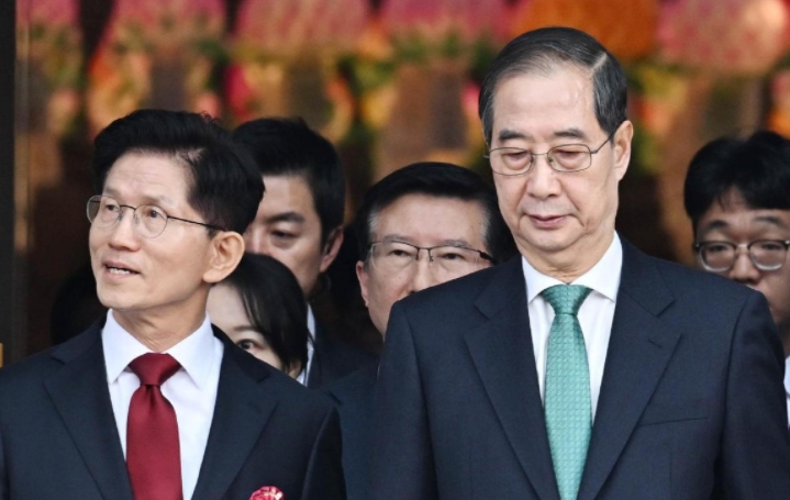 韩国政坛动荡不已，金正恩高调视察军工企业，半岛局势或再生变