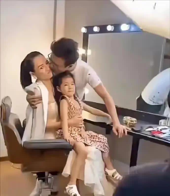 深夜卸妆台前上演窒息名场面！
影后抱着女儿擦掉睫毛膏时
某摇滚歌手突然俯身索