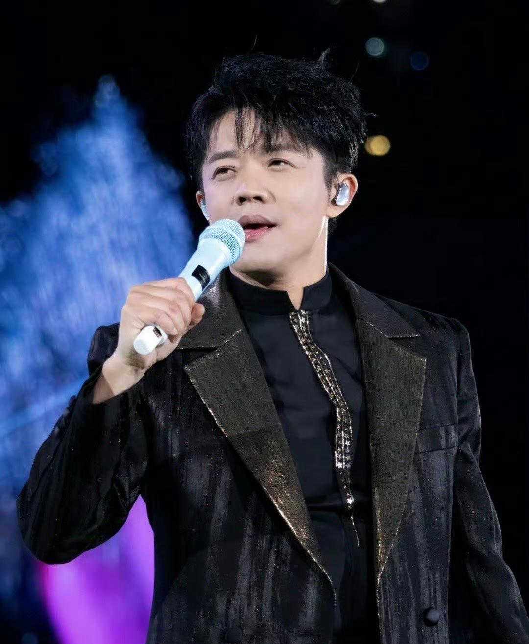 凤凰传奇因曾毅健康问题取消天津及洛阳站演唱会！
今日凤凰传奇工作室发布公告因曾毅