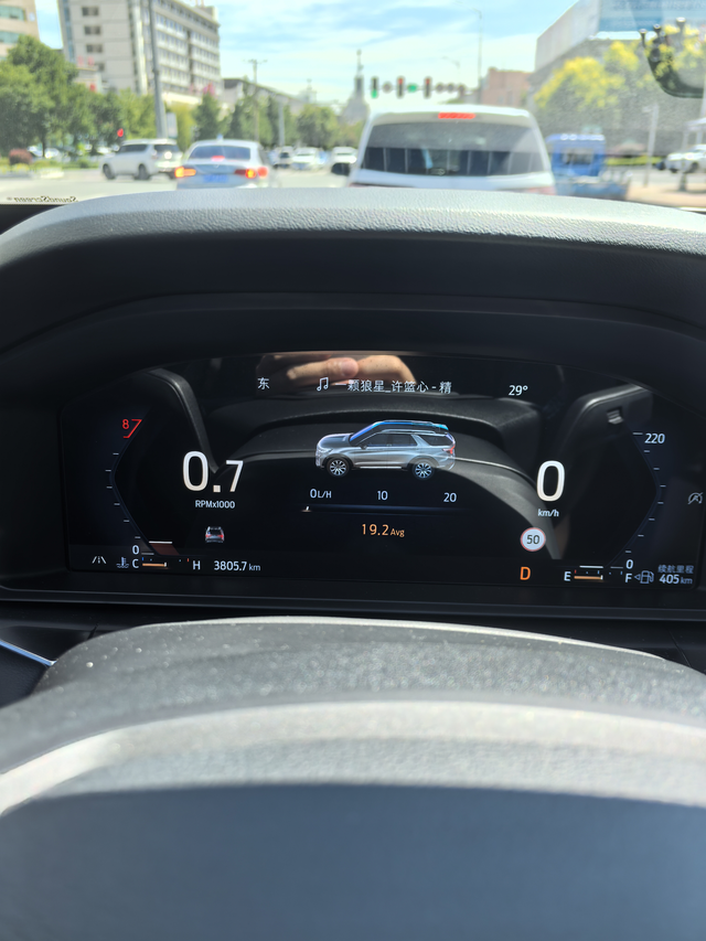 探险者真实油耗
探险者早晚高峰，纯纯市区油耗，19个左右。出去玩8个油左右。主要