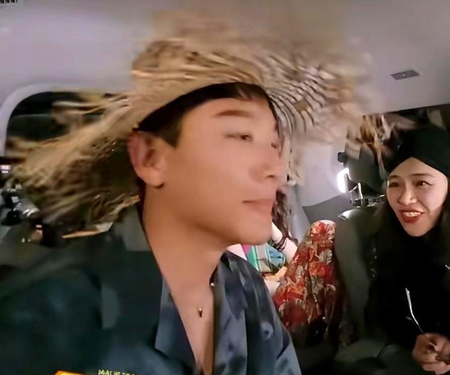 张晚意摇头晃脑到凌晨，嘴上说不去，身体却蹦得最野。嘴硬，真香，一秒现形。
艺人行
