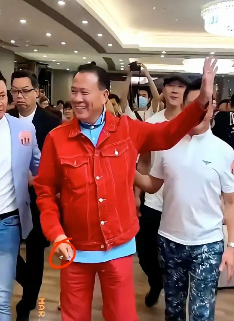 万梓良捐献商演收入











不敢相信！一代枭雄万梓良，如今竟沦落到