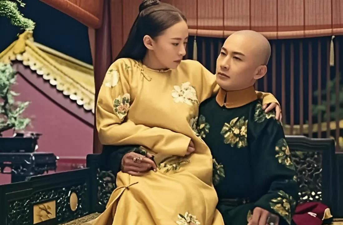 1766年深秋，永和宫里，刚生完孩子、还未坐满月子的令妃，强撑着虚弱身子迎接乾隆