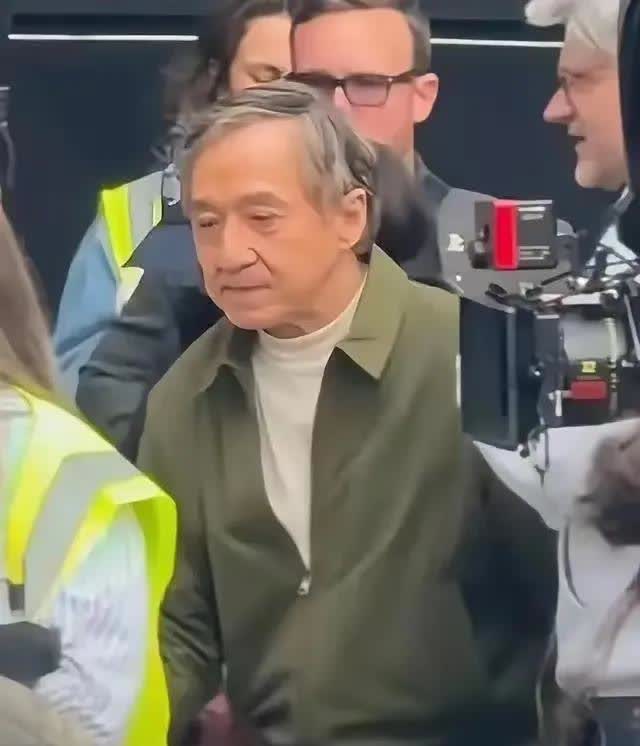 成龙的衰老，像一场突如其来的风暴，令世人感到震惊。而在这场风暴中，吴卓林的命运依