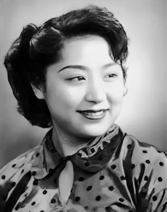 蒋经国对妻子蒋方良无甚感情，对情人章亚若也无真心，唯独对1948年受邀携戏班子赴