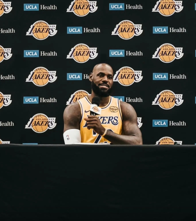 看似雷迪克vs詹姆斯 实则湖管vs詹姆斯
湖管想这是詹姆斯最后一年搞退役巡演挣钱