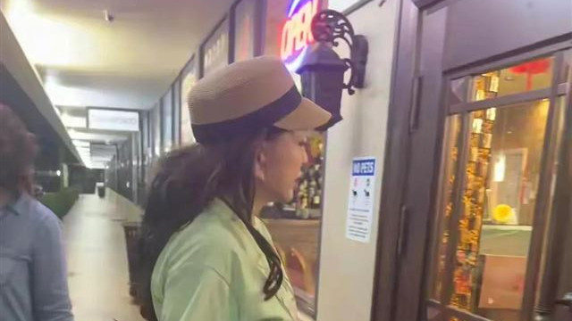 74岁刘晓庆美国觅食！素颜憔悴却健步如飞，网友：这状态太狠了