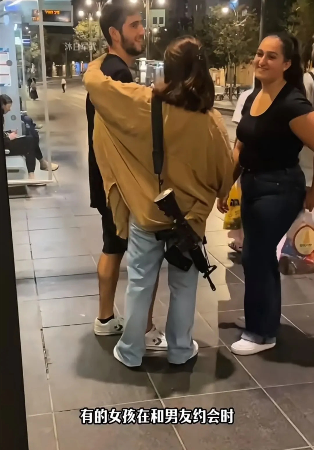 以色列人人带枪习惯











你见过谁约会都背着枪吗？听到这个，你可