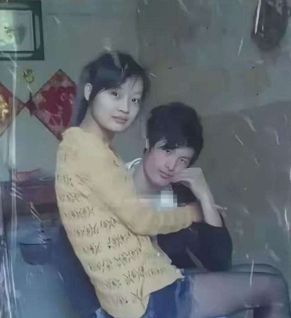 这俩人结婚十年，变化真大！男的跟十年前一个样，女的倒像是老了好多！
