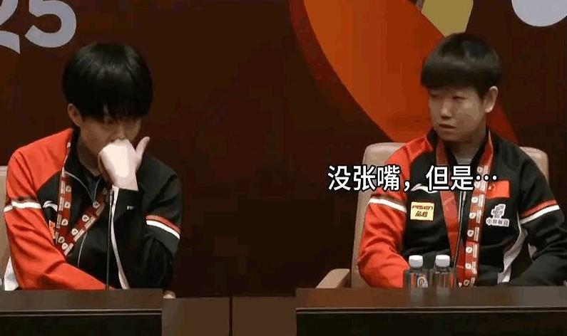 赛后新闻发布会。
每次看到莎莎往旁边瞟一眼，大头立马就懂了！
身子往话筒前一探，