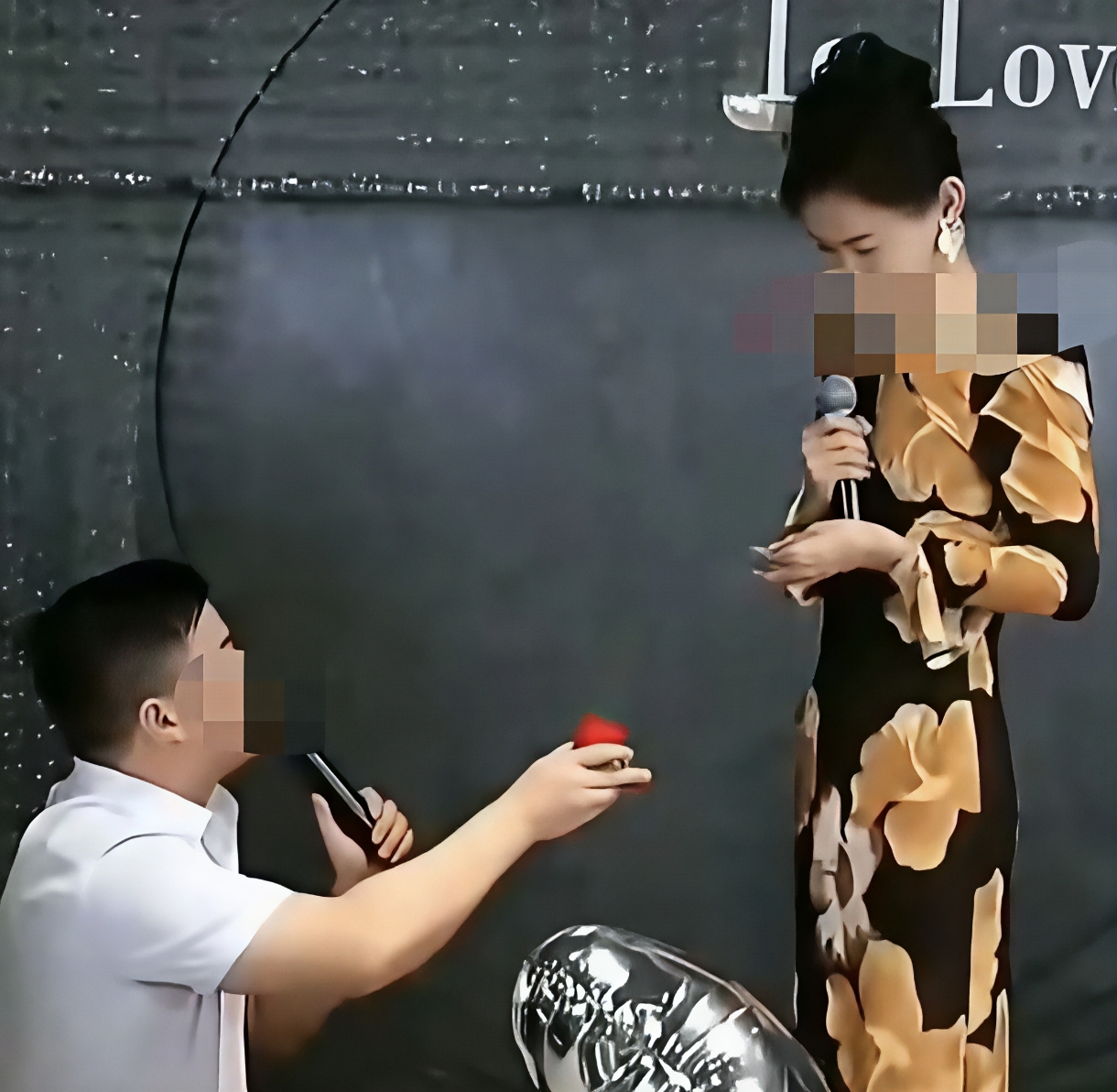 西安网红“感人求婚”是剧本，5人策划吸粉被拘，账号凉凉
上个月西安有场火遍全网的