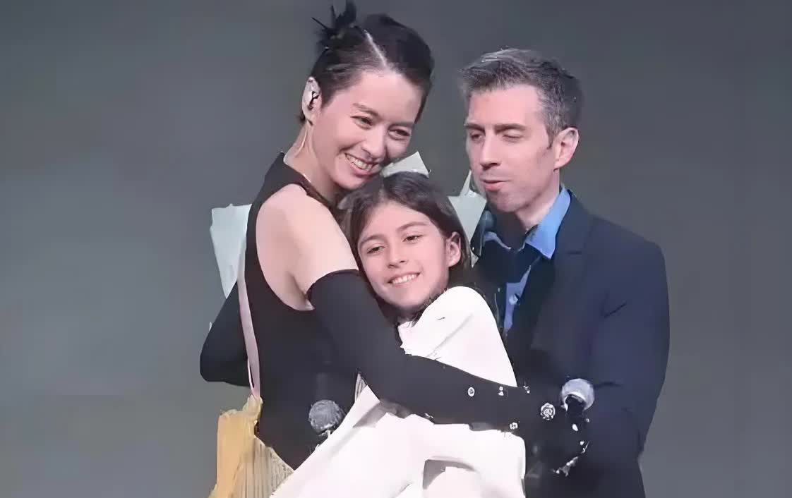 梁咏琪一家3口

丈夫：Sergio，西班牙人，家里是做环保生意的，梁咏琪去