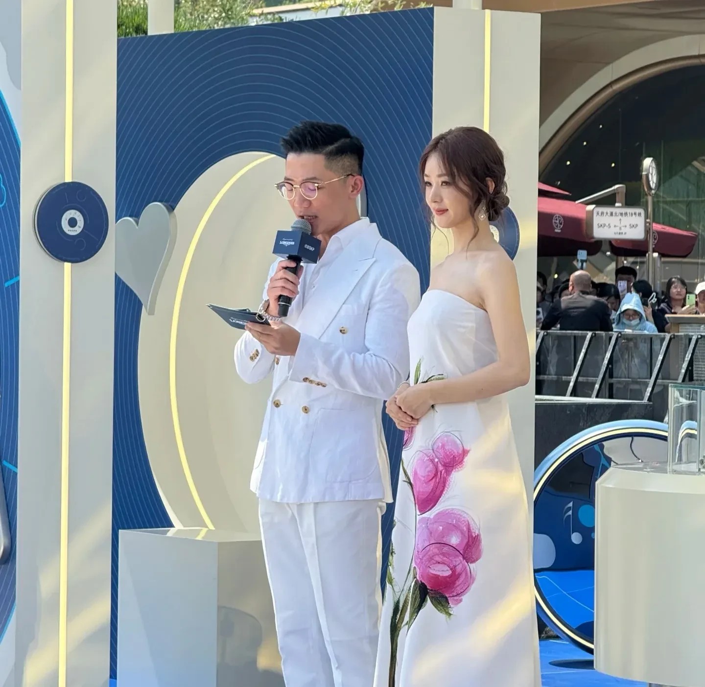 除了赵丽颖也没谁能了
披着条大花被单参加活动，神仙也救不了吧
看看浪琴线下活动颖