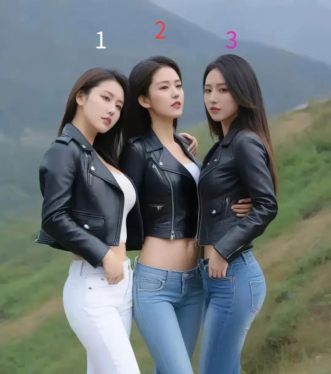姐妹们山巅合影，1号白裤清爽，2号皮衣酷劲，3号牛仔裤百搭，青春活力，尽展山色中