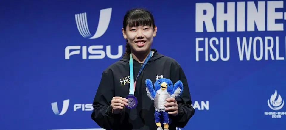 【台媒】黄愉偼德国大运会获得女单银牌，追平郑怡静的大运会历史最佳战绩：拿不下来，