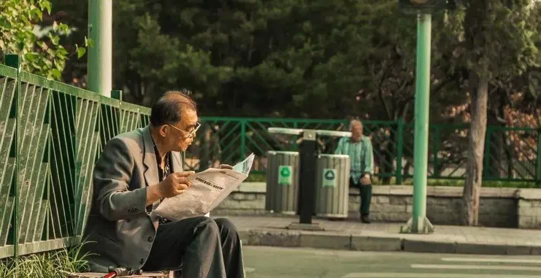 日本人的退休金能满足普通生活吗？

先看下日本家庭的基本生活费是多少：

