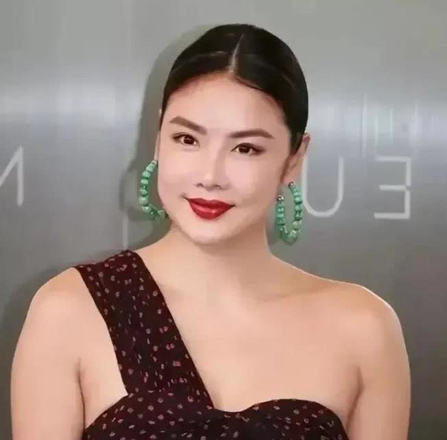 “天王嫂”近照曝光：黎明花7亿追她，二婚嫁“假富豪”，胖到认不出。
乐基儿因为