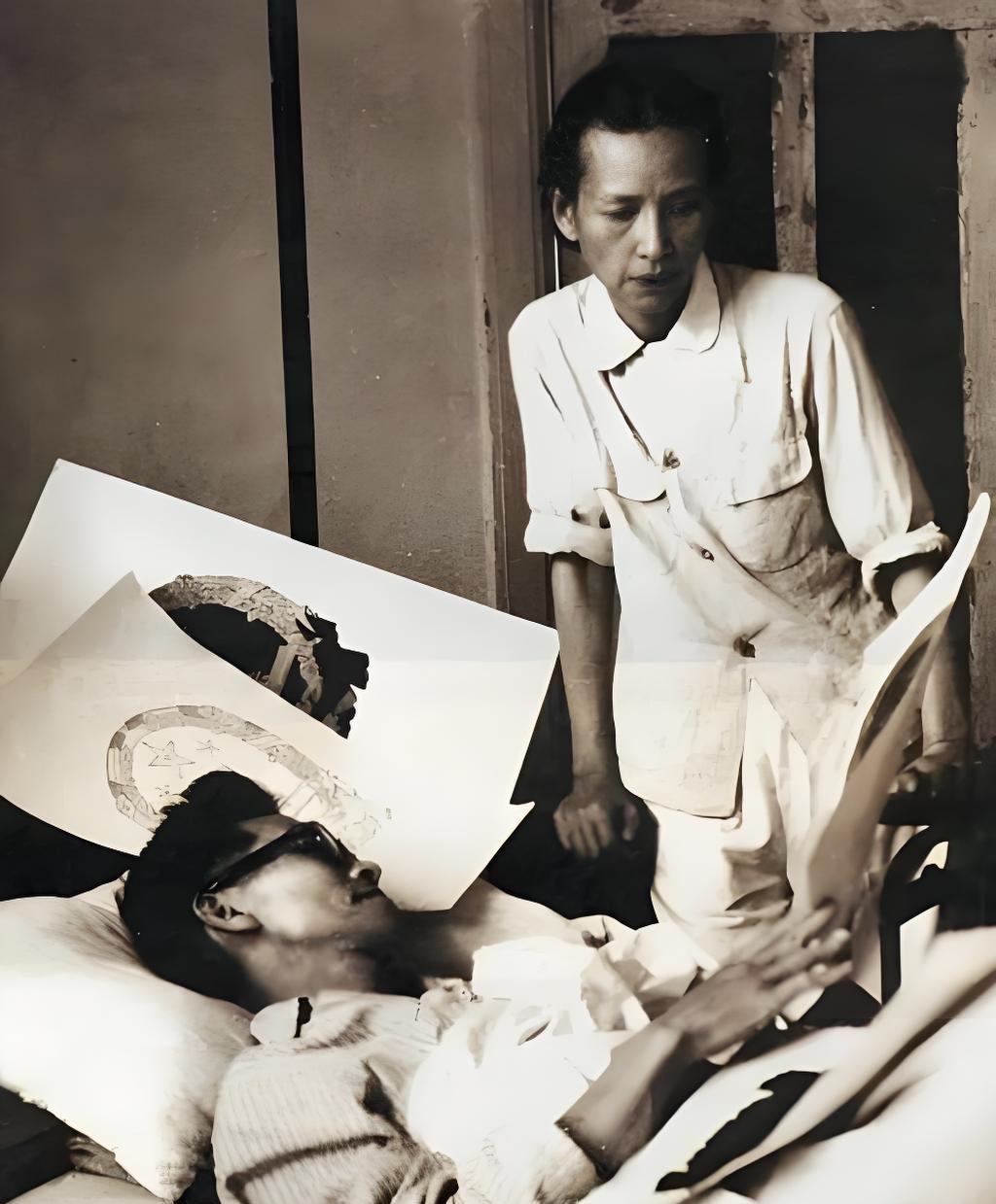 #老照片#
左边躺卧的儒雅男士，为建筑历史学家梁思成，他被誉为“中国近代建筑之父