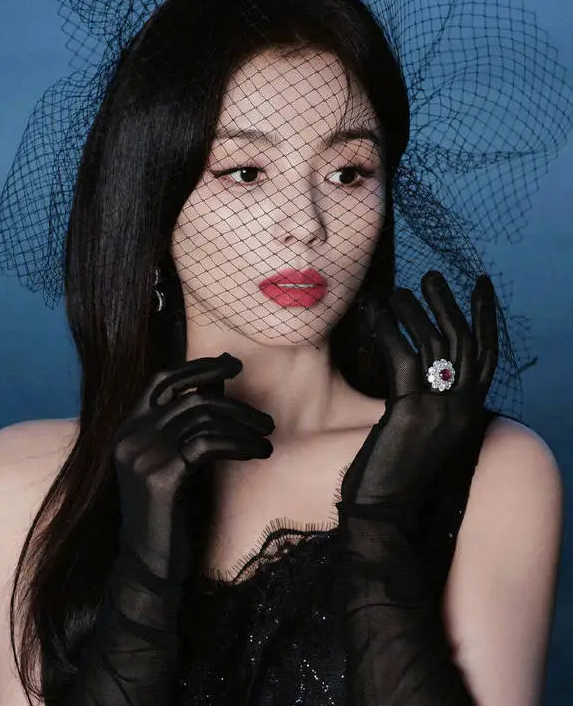 刘涛穿黑色长裙化身神秘画报女郎

刘涛晒出一组参加时尚活动的美图，照片里的她身穿