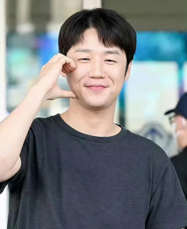 韩国现在最火的男演员来了
不是车银优，
也不是李钟硕，更不是李准基，而是让人意想
