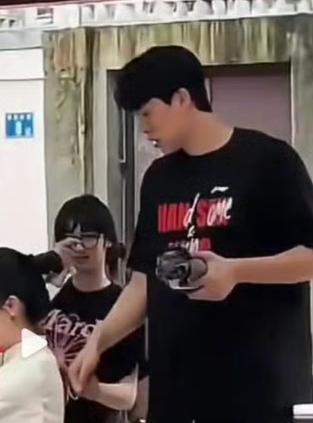 #头号创作者激励计划#和女友度过一个浪漫假期后，杨瀚森今日启程返队。
8月9日下