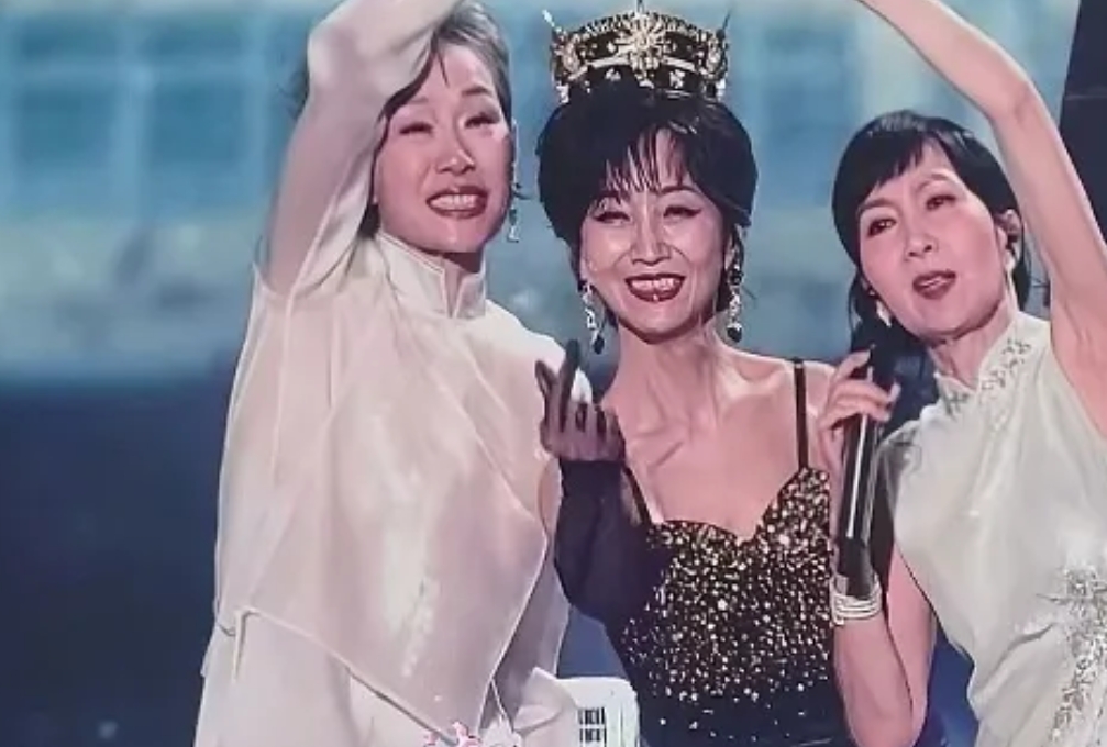 新白娘子传奇30年演唱会，赵雅芝和叶童同框，满满的回忆杀。
71岁的赵雅芝依旧光