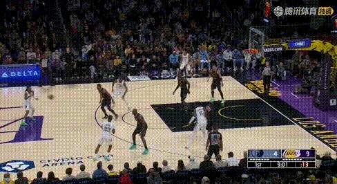 真不吹——詹姆斯半场2走步被漏吹！
图1-2：先抢队友篮板，又走步传球，再一根筋