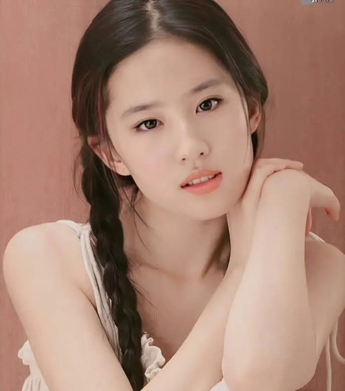 刘亦菲的美貌变化











震惊！刘亦菲出道时像个小仙女，清纯得让人