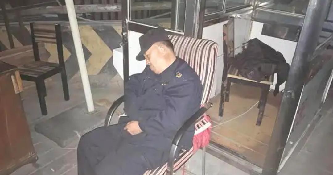 很多地方的保安管理规定都是很严格的。比如保安员晚上值班不能睡觉，不能玩手机，不能