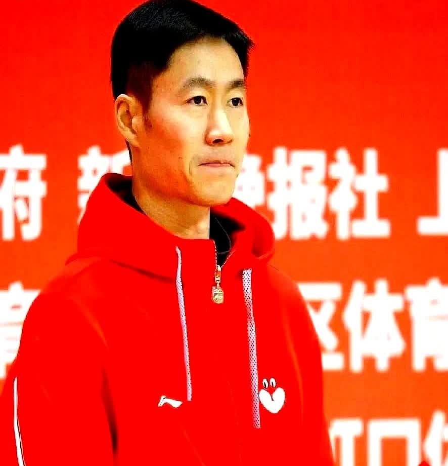 新官王励勤你的火在一次来了！
上次食堂吃午饭碰见他端着餐盘溜达，三五个小年轻本
