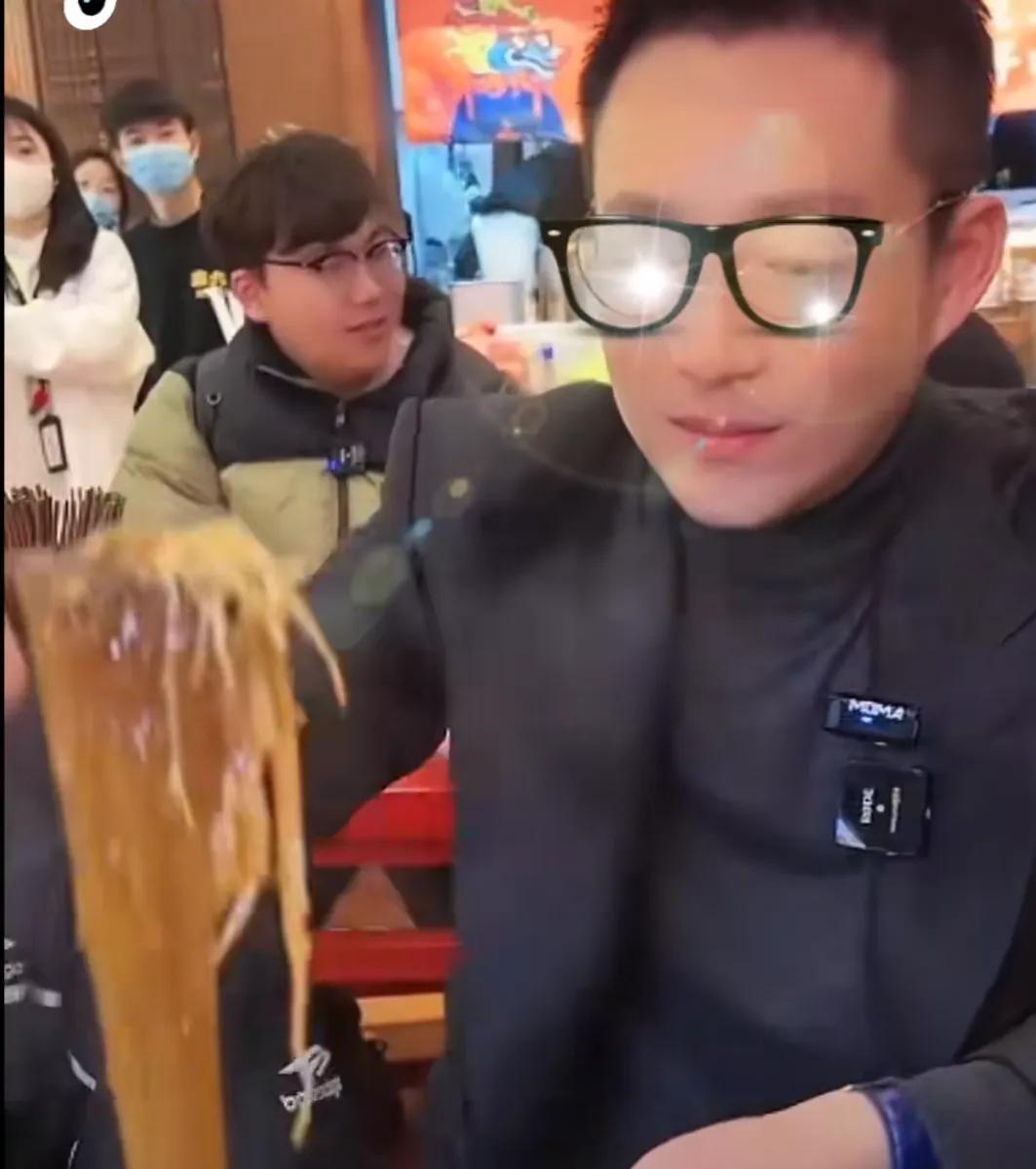 如此穷追猛打，嘴替想要帮汪憨憨传达什么消息给外界？目的是什么？搞得现在网络上又谣