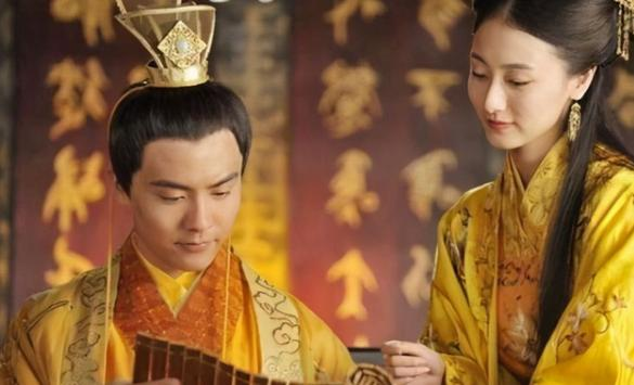 一日，明孝宗看到小宫女在收集入厕用的“蚕丝手纸”，他好奇地上前询问：“你收集这个