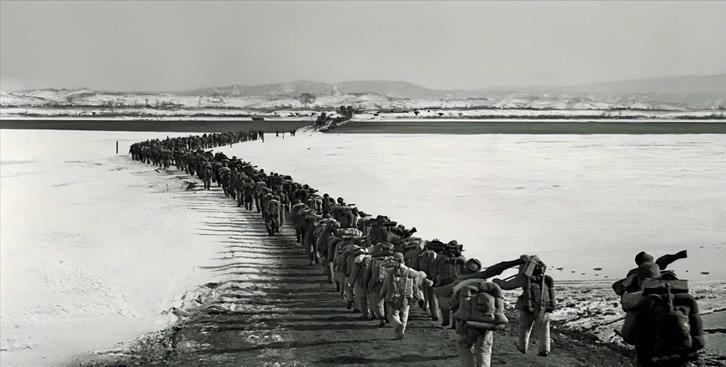 1950年，新中国刚成立没多久，百废待兴，可偏偏朝鲜半岛打响了炮火，美军顺势南推