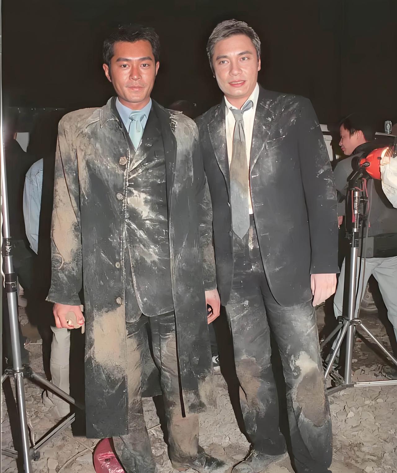老牌香港艺人拍戏，很讲艺德的，古天乐早年的港剧照。
罗嘉良与古天乐一起拍戏的时候