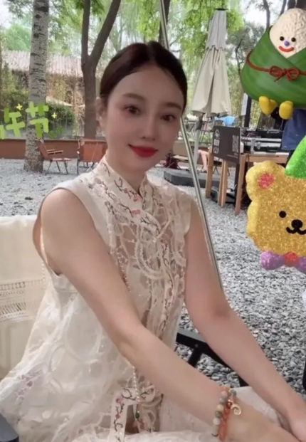 李小璐端午节发了一张照片，让人浮想联翩，原因是照片右边贴纸挡住了一部分视线，有人
