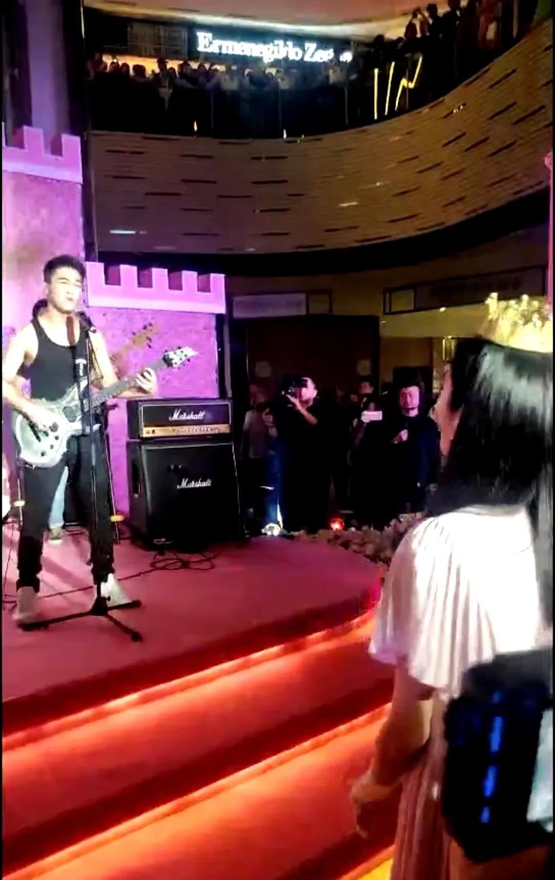 奚梦瑶上次是老公，这次是偶像
何猷君给奚梦瑶求婚的时候，给她弹唱了谢霆锋的viv