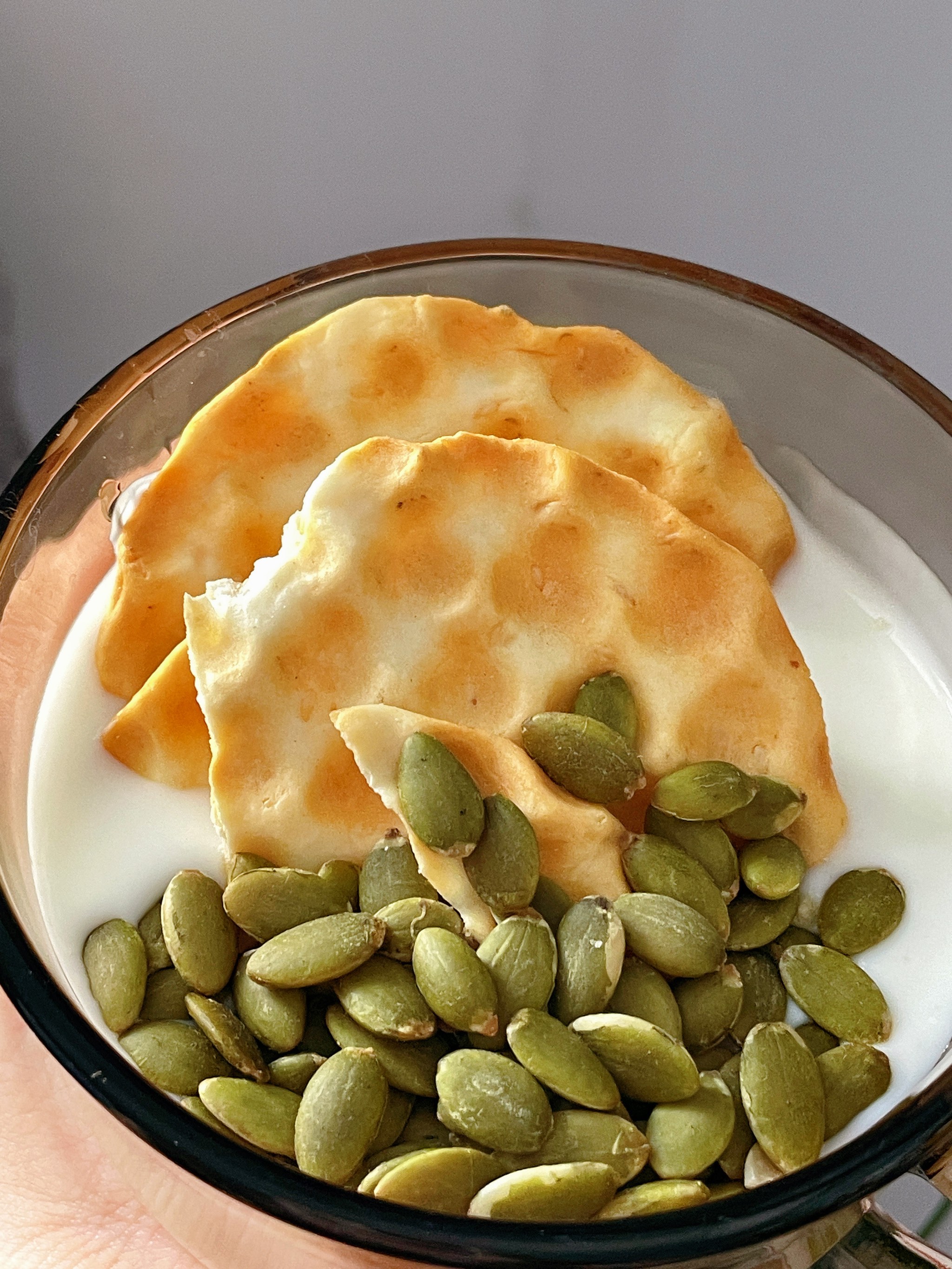 下午茶玩"加减法"
把薯片换成烤黑豆（补钙）、海苔脆（补碘），奶茶换成的陈皮绿豆
