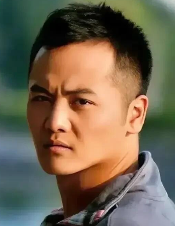 这位男演员是浓眉大眼的一个帅哥，在很多影视剧里面有他的身影，戏路比较宽，可惜出道