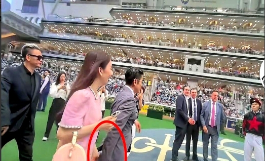 我发现一个事！

方媛是实打实的花瓶！

你看她和郭富城一起出席活动一个细节你就