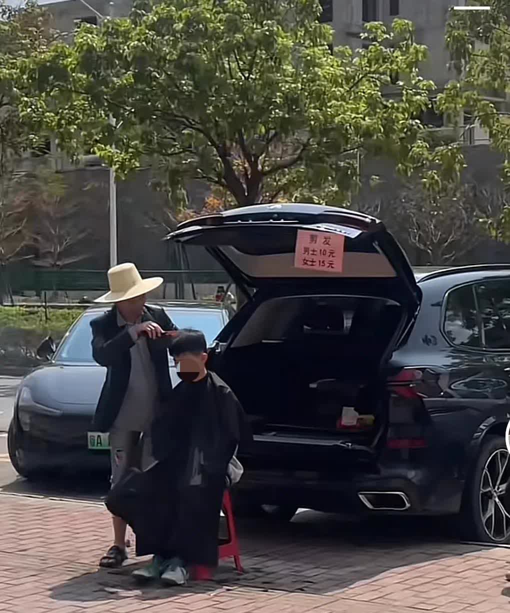 今年的街边行业理发有多卷，

居然有人开着100万的宝马X5在街头剪发，
