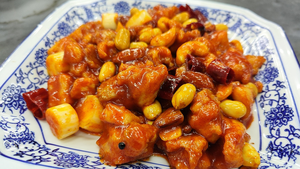 宫保鸡丁（花生香脆，微辣开胃）