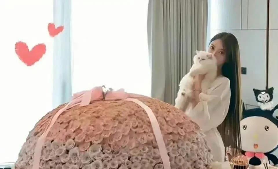 叶珂晒“追求者”送的超大玫瑰花！霸气回应

日前，叶珂女士最近在社交媒体上晒