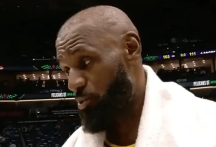 NBA常规赛，全场战罢，湖人以111-103战胜鹈鹕。
赛后，湖人球员勒布朗-詹