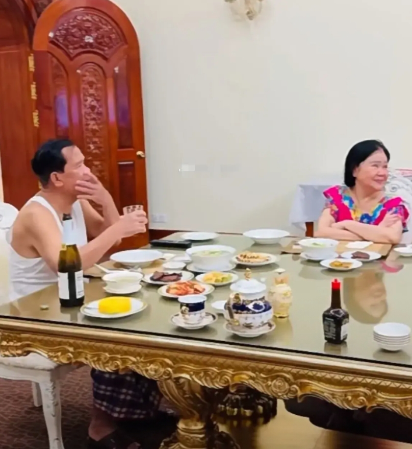 洪森日常也会在家里吃饭。
和普通农村老爷子一样，虽然当了三十年首相，钱贼多，在家