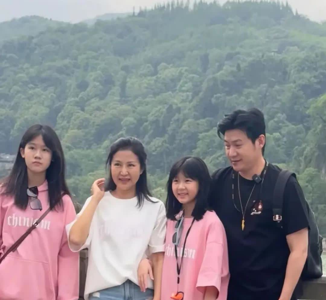 陆毅一家四口都江堰旅游。大女儿估计超过170了。二女儿也是高的基因。一家人身材都